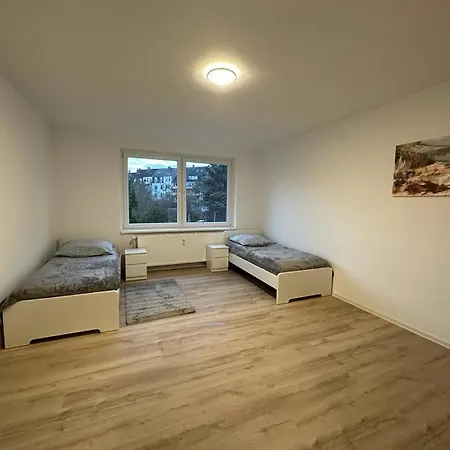 Doppelzimmer In Einer Dreizimmerwohnung Mit Bad Und Kuche *